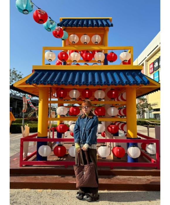 漫步街頭的復古丹寧